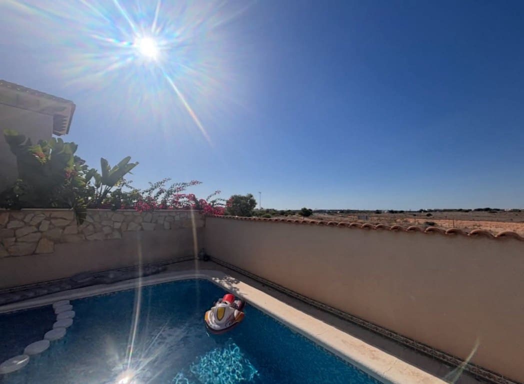 3 bedroom Villa for sale in La Zenia with pool - € 349,000 (Ref: 9784517)