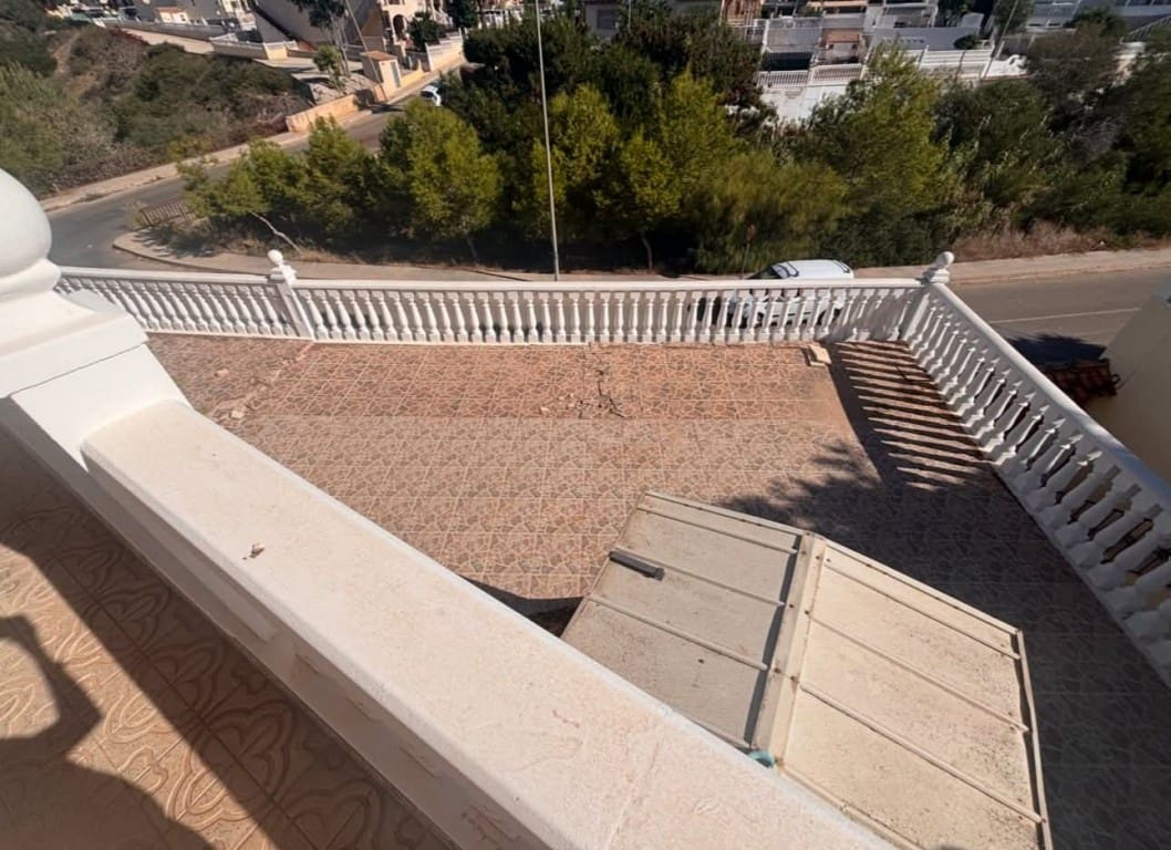 3 bedroom Villa for sale in La Zenia with pool - € 349,000 (Ref: 9784517)