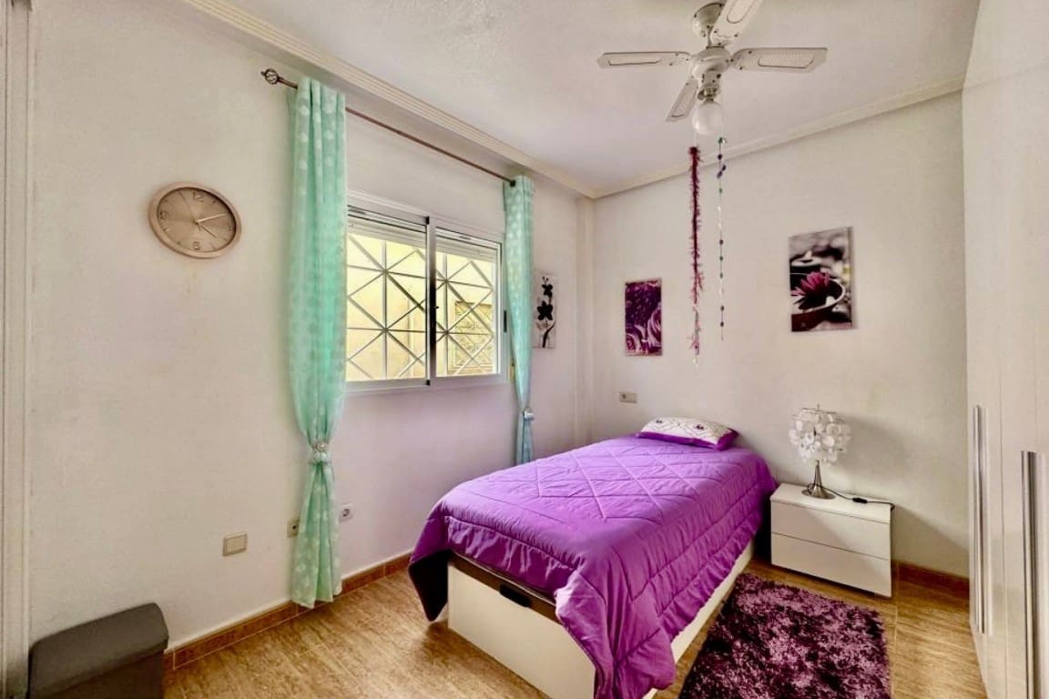 2 soveværelse Rækkehus til salg i Playa Flamenca med swimmingpool - € 174.900 (Ref: 9823662)