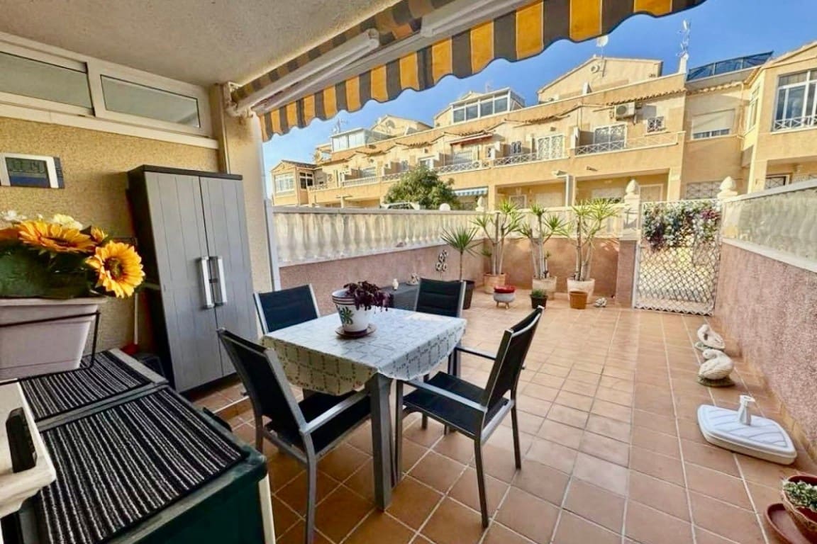 2 soveværelse Rækkehus til salg i Playa Flamenca med swimmingpool - € 174.900 (Ref: 9823662)