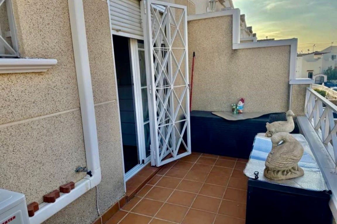 2 soveværelse Rækkehus til salg i Playa Flamenca med swimmingpool - € 174.900 (Ref: 9823662)