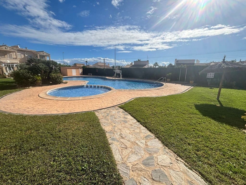 2 soveværelse Rækkehus til salg i Playa Flamenca med swimmingpool - € 174.900 (Ref: 9823662)