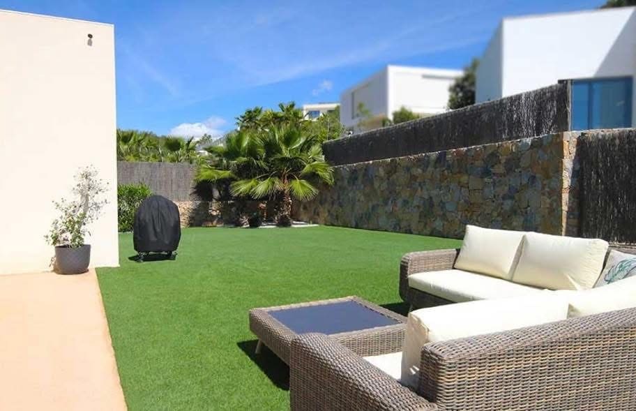 3 soverom Villa til salgs i Las Colinas Golf med svømmebasseng garasje - € 950 000 (Ref: 9833117)