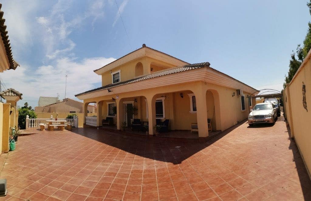 6 Zimmer Villa zu verkaufen in Los Balcones mit Pool - 599.999 € (Ref: 9838299)
