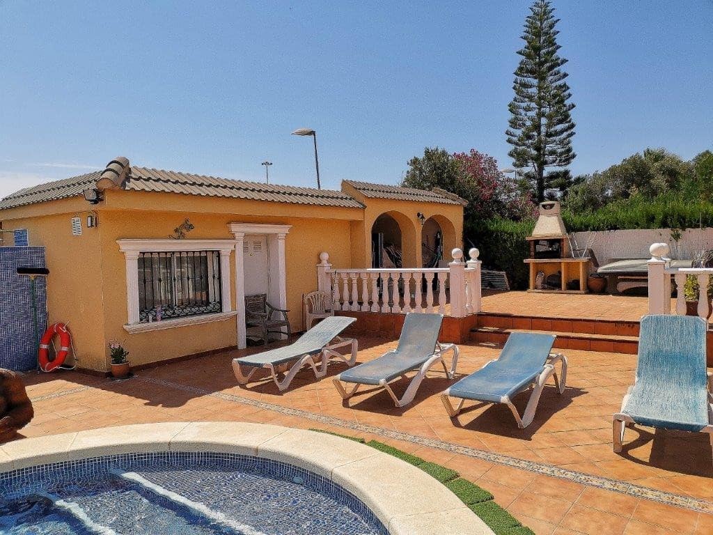 6 Zimmer Villa zu verkaufen in Los Balcones mit Pool - 599.999 € (Ref: 9838299)