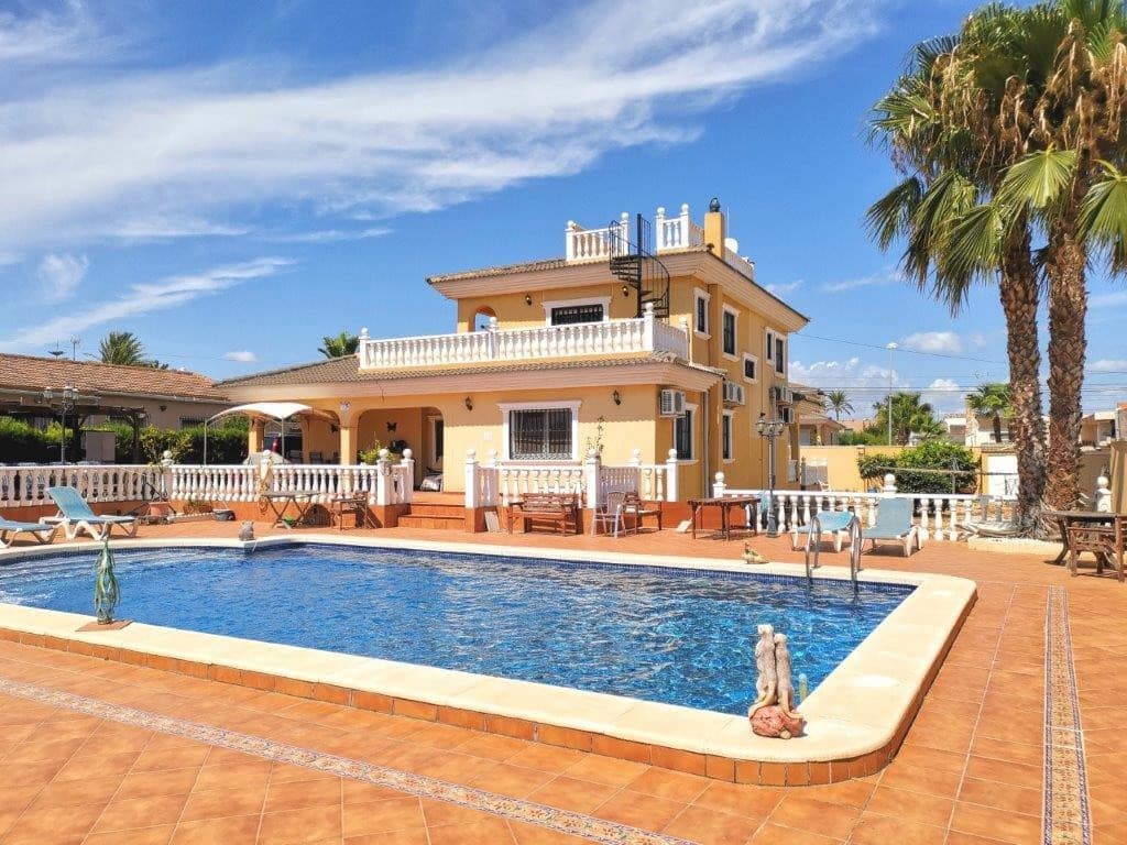 6 Zimmer Villa zu verkaufen in Los Balcones mit Pool - 599.999 € (Ref: 9838299)