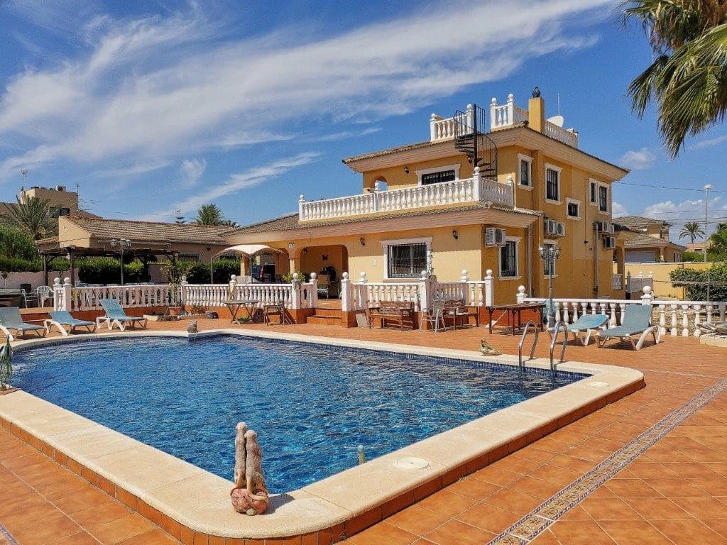 6 Zimmer Villa zu verkaufen in Los Balcones mit Pool - 599.999 € (Ref: 9838299)