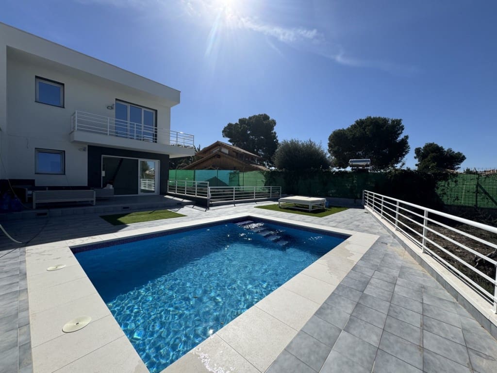 4 Zimmer Villa zu verkaufen in Los Balcones mit Pool Garage - 599.000 € (Ref: 9841223)
