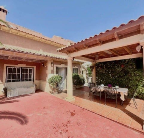 3 Zimmer Villa zu verkaufen in Los Balcones mit Pool Garage - 530.000 € (Ref: 9848487)