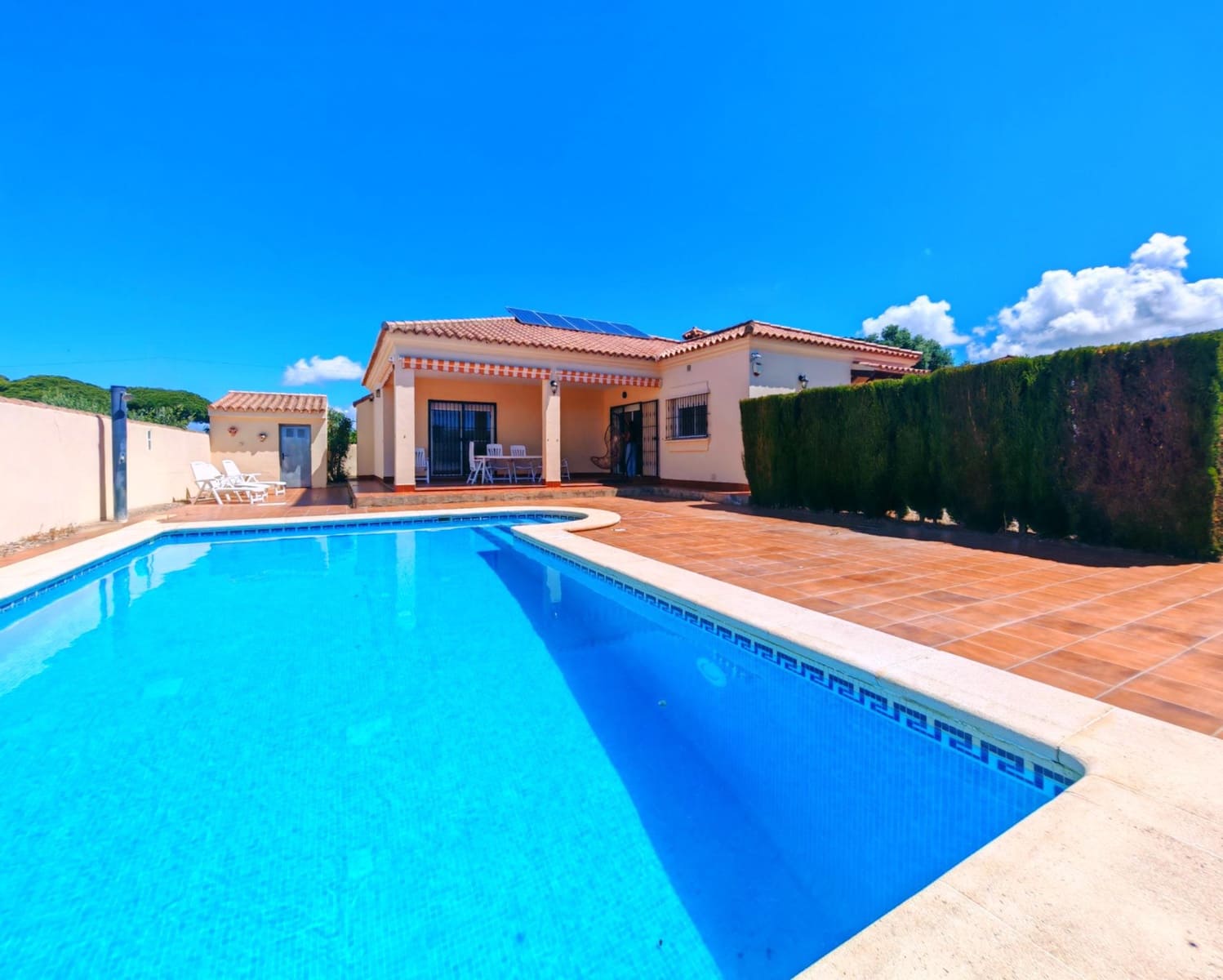 Chalet de 3 habitaciones en Chiclana de la Frontera en venta con piscina garaje - 315.000 € (Ref: 10025845)