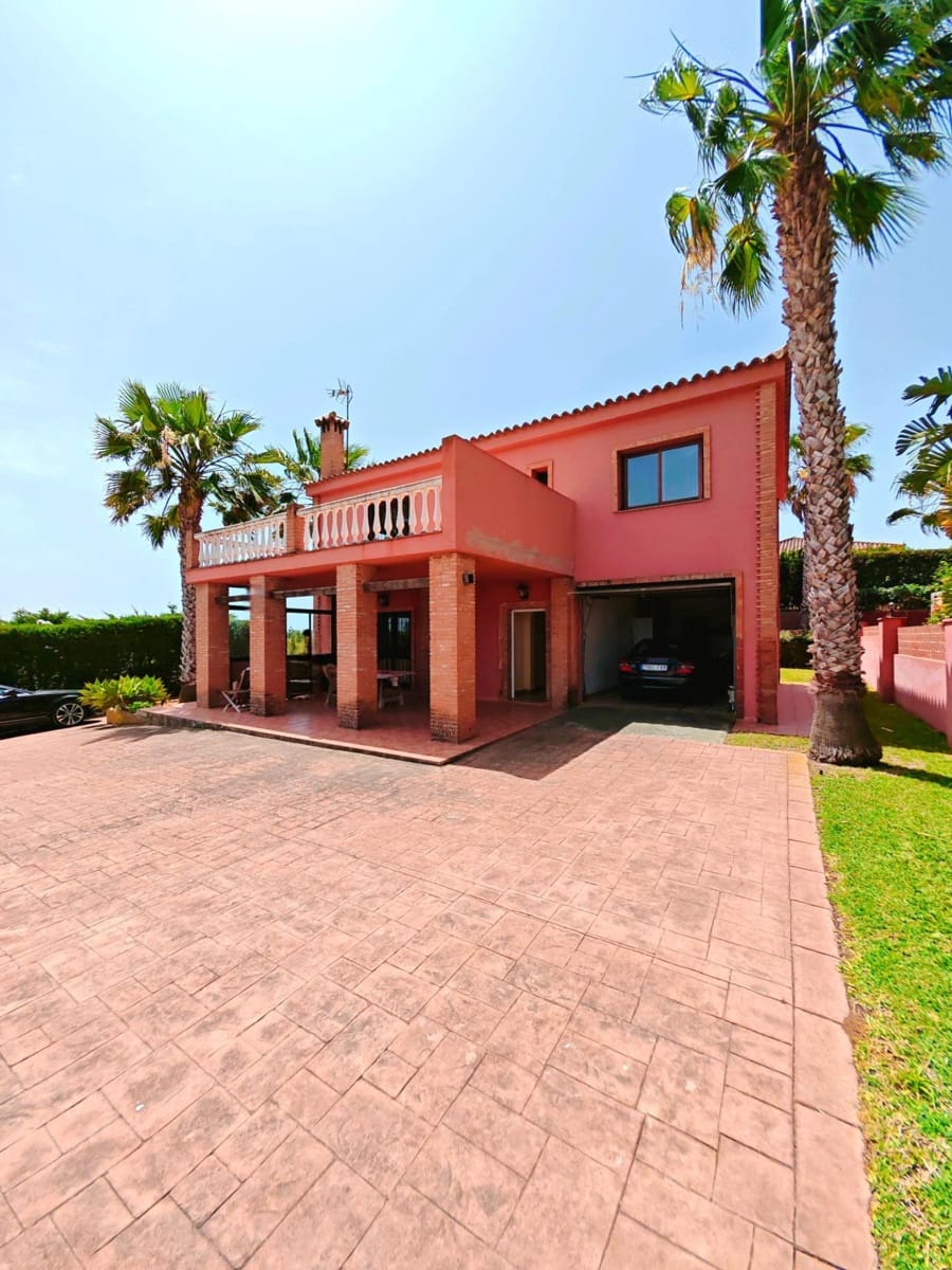 5 soveværelse Villa til salg i Conil de la Frontera med garage - € 368.000 (Ref: 9034720)
