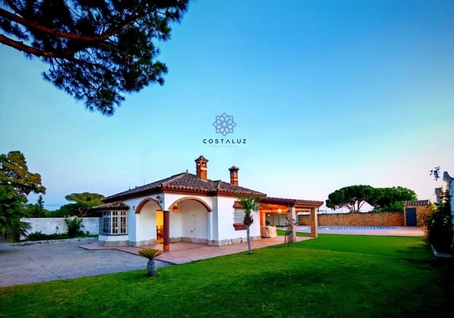 7 bedroom Villa for sale in Novo Sancti Petri, Chiclana de la Frontera with garage - € 590,000 (Ref: 9051185)