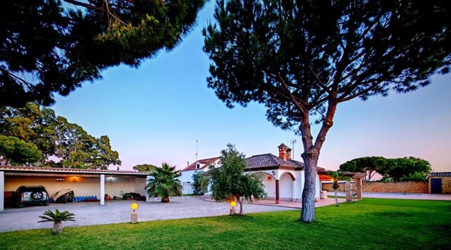 7 bedroom Villa for sale in Novo Sancti Petri, Chiclana de la Frontera with garage - € 590,000 (Ref: 9051185)
