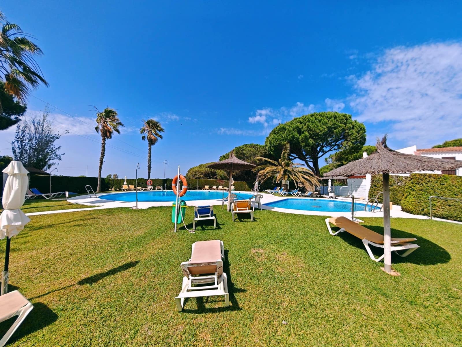 3 soveværelse Rækkehus til salg i Chiclana de la Frontera med swimmingpool - € 234.000 (Ref: 9068903)