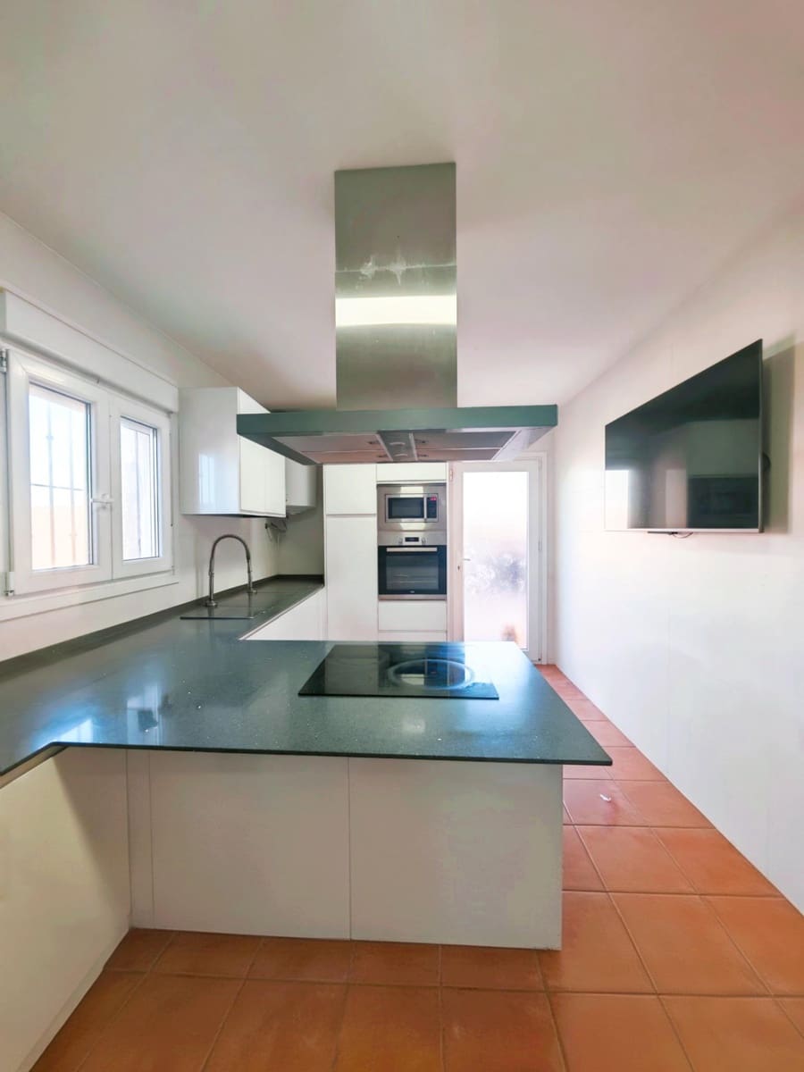 3 slaapkamer Villa te koop in Chiclana de la Frontera met zwembad - € 275.000 (Ref: 9344949)