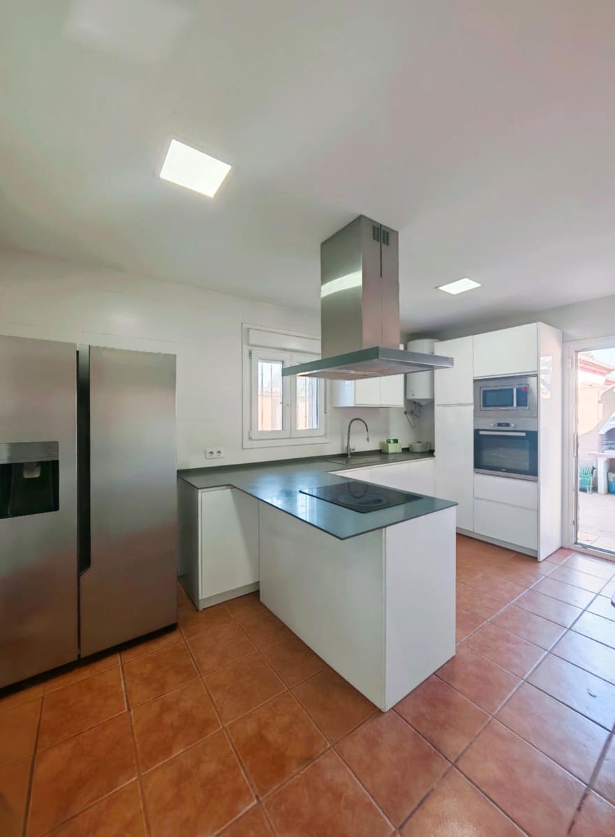 3 slaapkamer Villa te koop in Chiclana de la Frontera met zwembad - € 275.000 (Ref: 9344949)