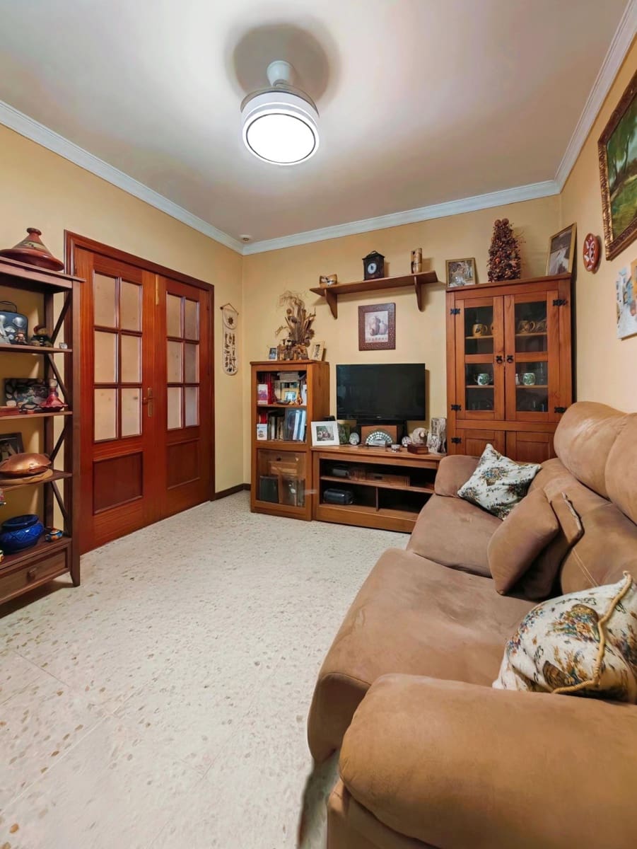 3 bedroom Villa for sale in Chiclana de la Frontera with pool - € 330,000 (Ref: 9353762)