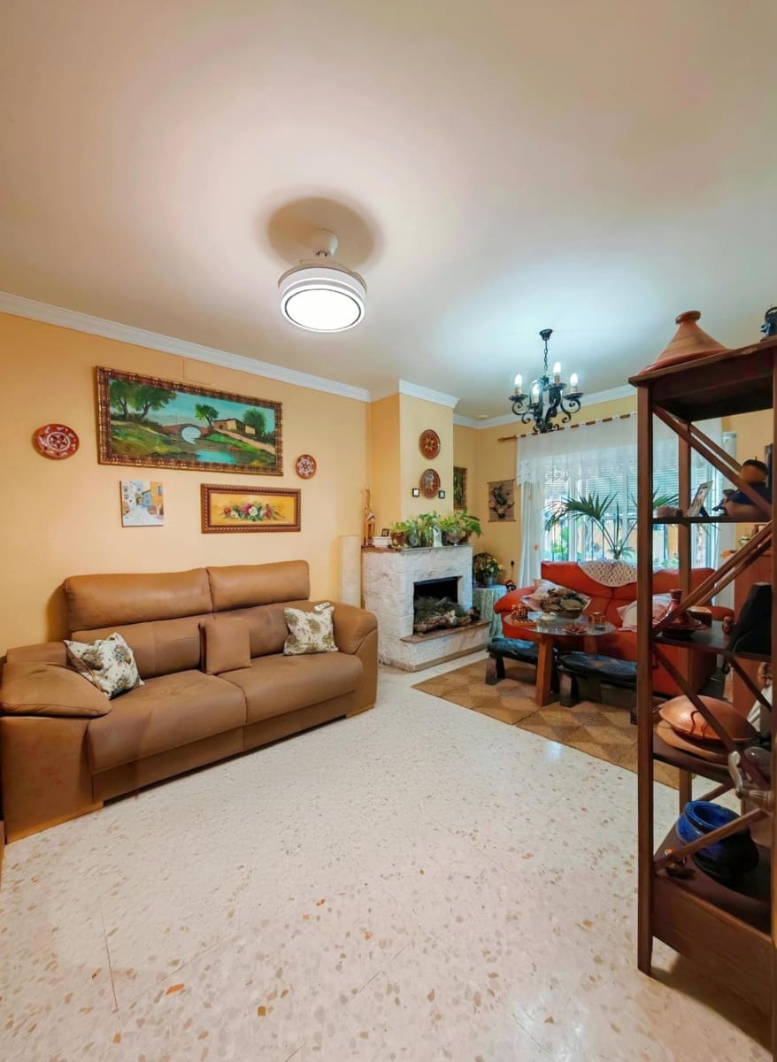 3 bedroom Villa for sale in Chiclana de la Frontera with pool - € 330,000 (Ref: 9353762)