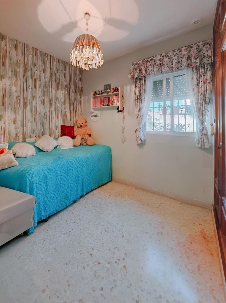 3 bedroom Villa for sale in Chiclana de la Frontera with pool - € 330,000 (Ref: 9353762)