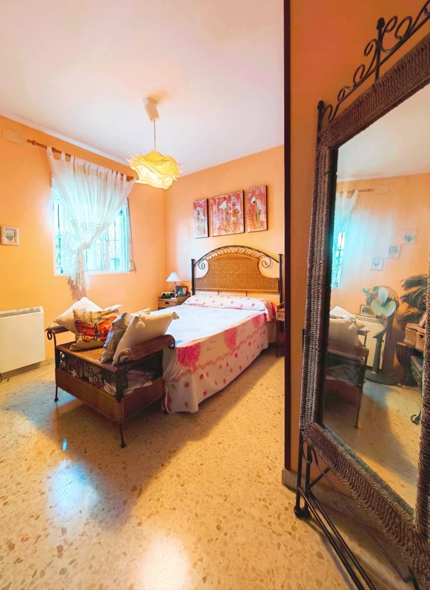 3 bedroom Villa for sale in Chiclana de la Frontera with pool - € 330,000 (Ref: 9353762)