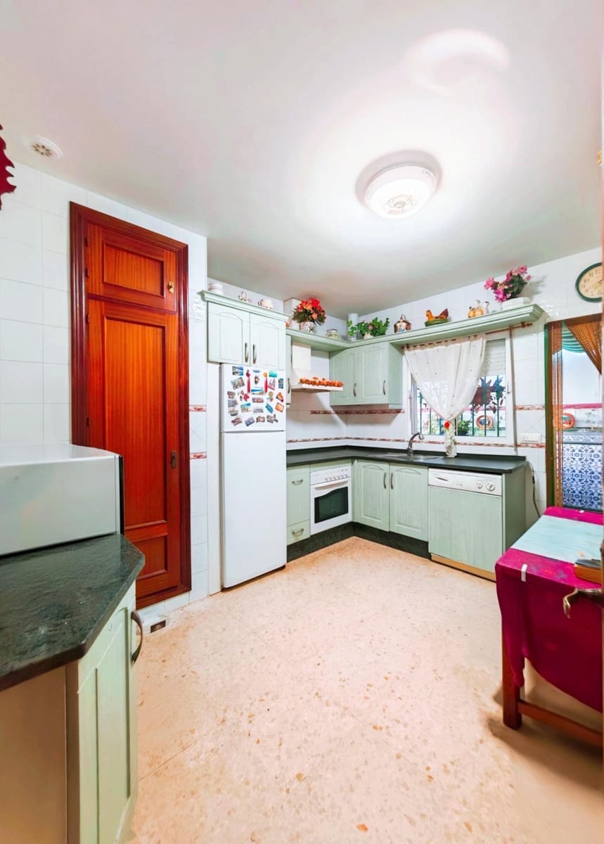 3 bedroom Villa for sale in Chiclana de la Frontera with pool - € 330,000 (Ref: 9353762)