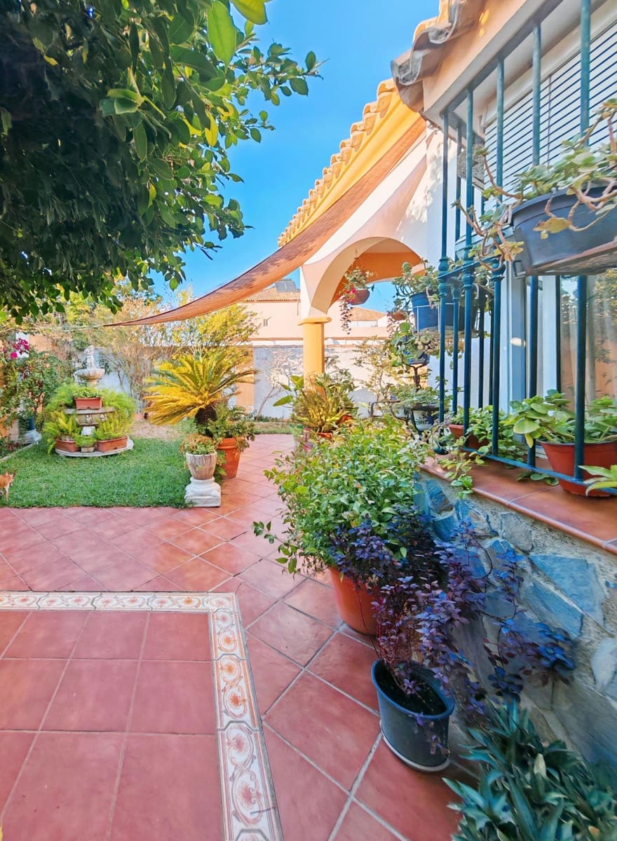 3 bedroom Villa for sale in Chiclana de la Frontera with pool - € 330,000 (Ref: 9353762)