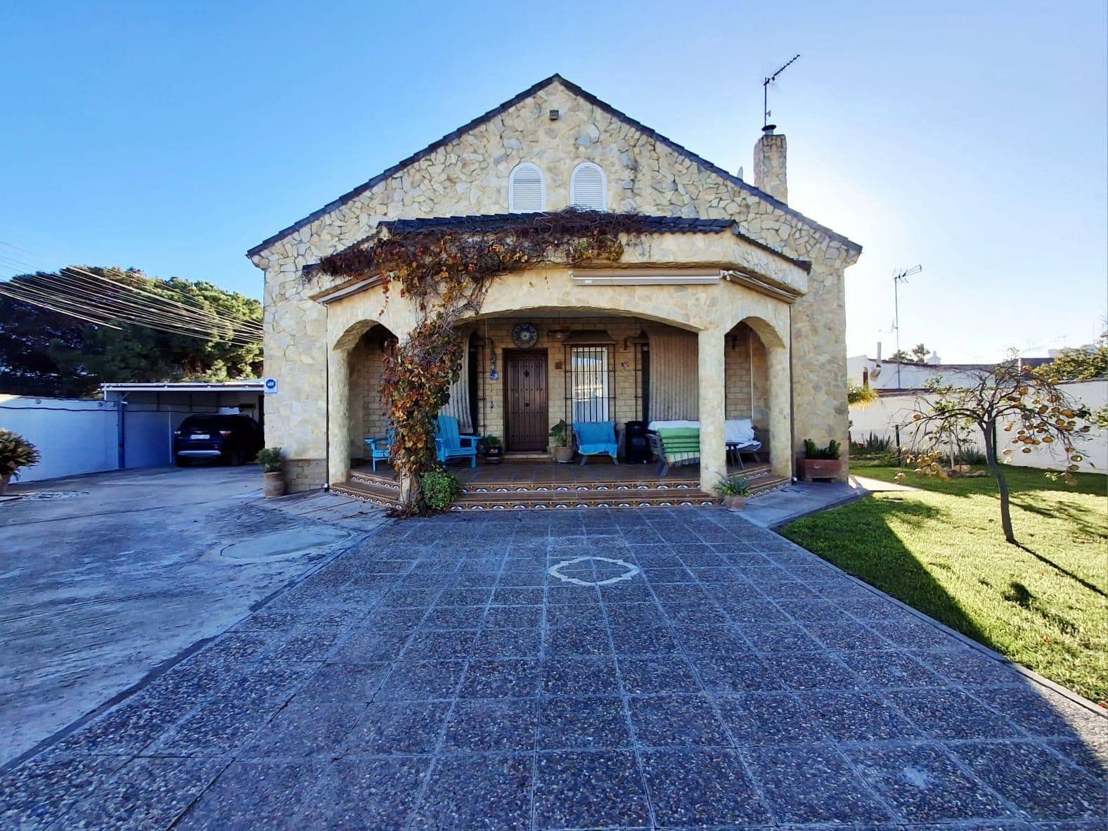 3 bedroom Villa for sale in Chiclana de la Frontera with pool garage - € 427,000 (Ref: 9440208)
