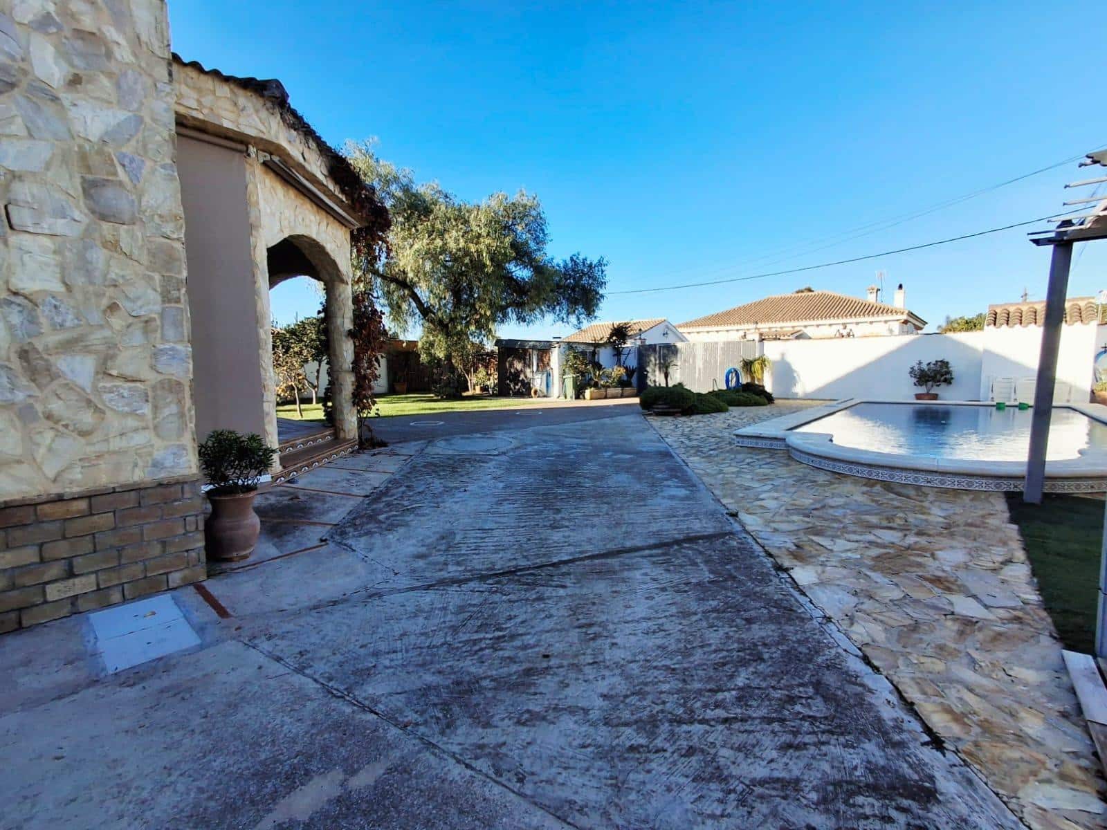 3 bedroom Villa for sale in Chiclana de la Frontera with pool garage - € 427,000 (Ref: 9440208)