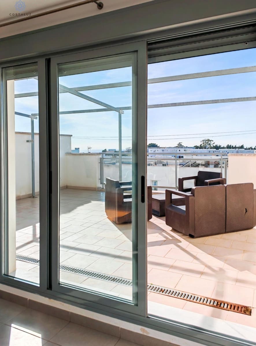 2 makuuhuone Huoneisto myytävänä paikassa Conil de la Frontera mukana uima-altaan 
autotalli - 295 000 € (Ref: 9504459)