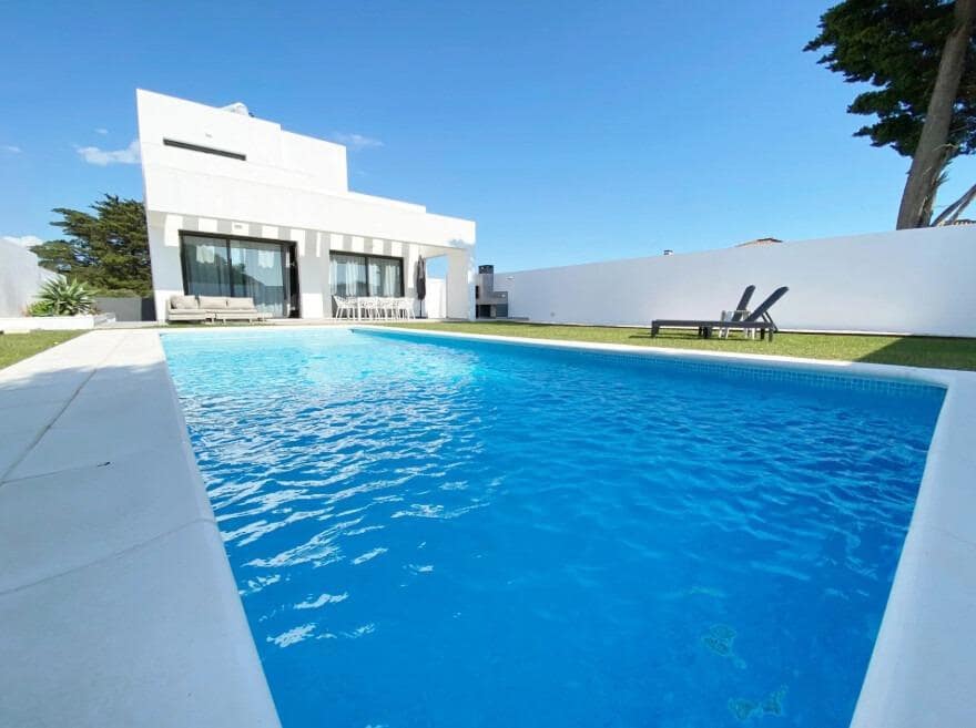 Chalet de 4 habitaciones en Conil de la Frontera en venta con piscina garaje - 980.000 € (Ref: 9548405)
