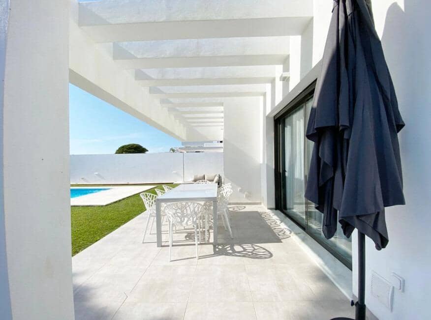 4 bedroom Villa for sale in Conil de la Frontera with pool garage - € 980,000 (Ref: 9548405)