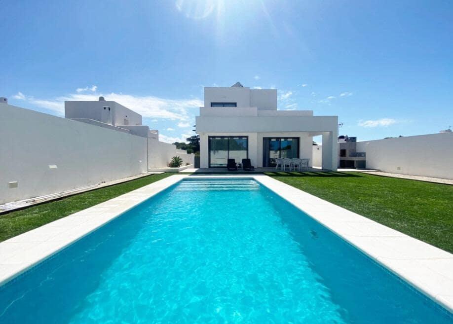 4 bedroom Villa for sale in Conil de la Frontera with pool garage - € 980,000 (Ref: 9548405)