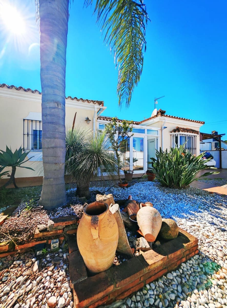 2 bedroom Villa for sale in Chiclana de la Frontera with pool garage - € 350,000 (Ref: 9616041)