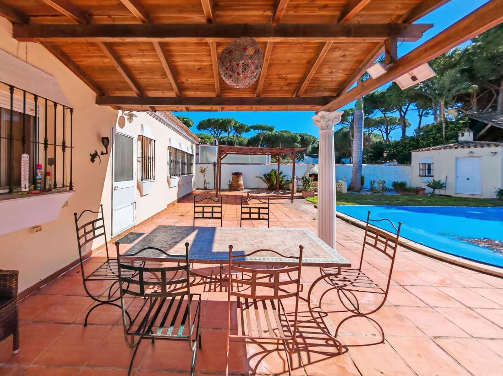 2 bedroom Villa for sale in Chiclana de la Frontera with pool garage - € 350,000 (Ref: 9616041)