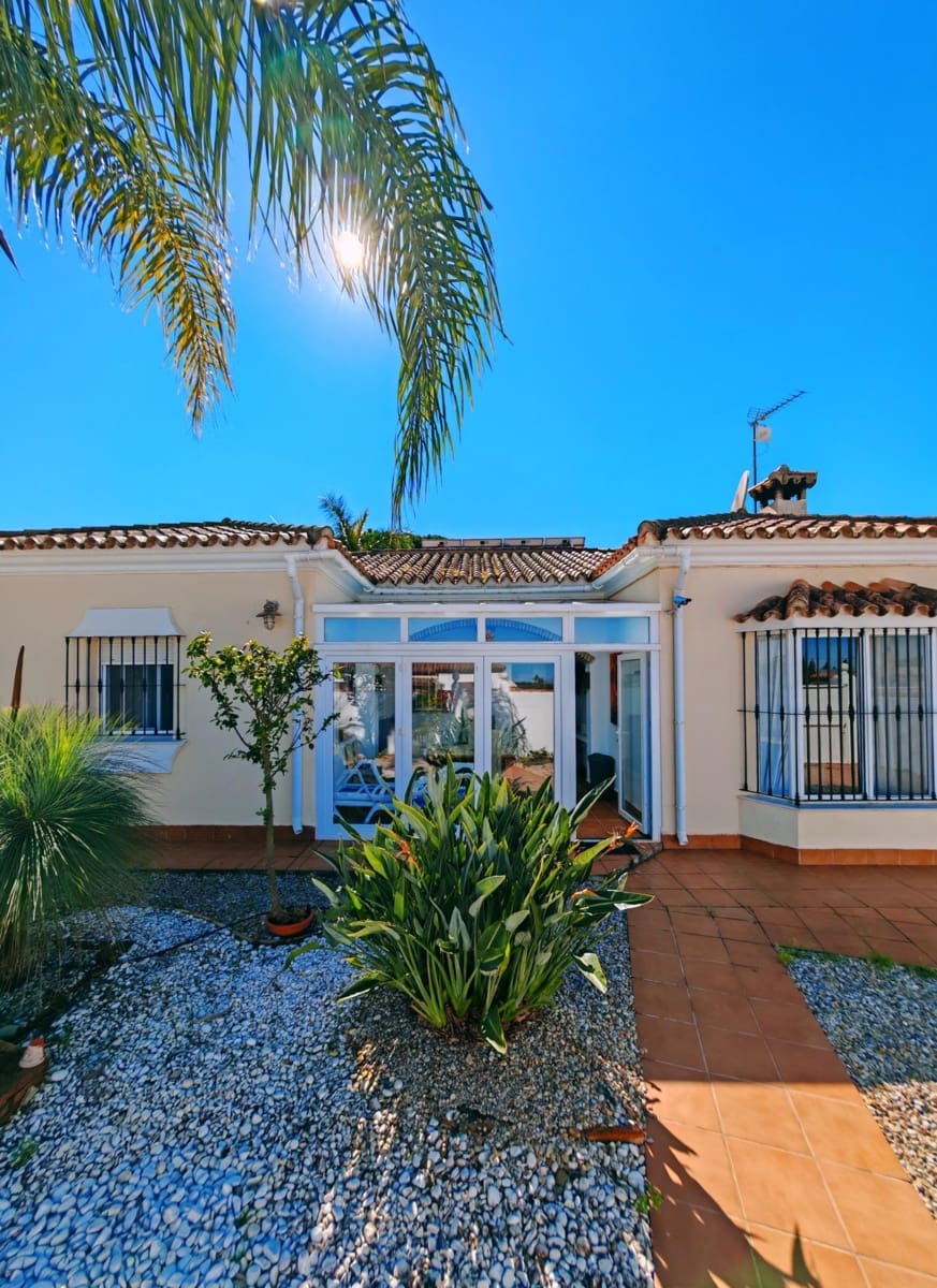 2 bedroom Villa for sale in Chiclana de la Frontera with pool garage - € 350,000 (Ref: 9616041)