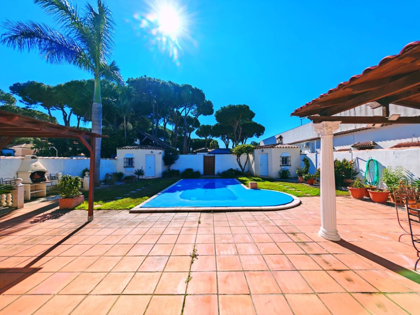 2 bedroom Villa for sale in Chiclana de la Frontera with pool garage - € 350,000 (Ref: 9616041)