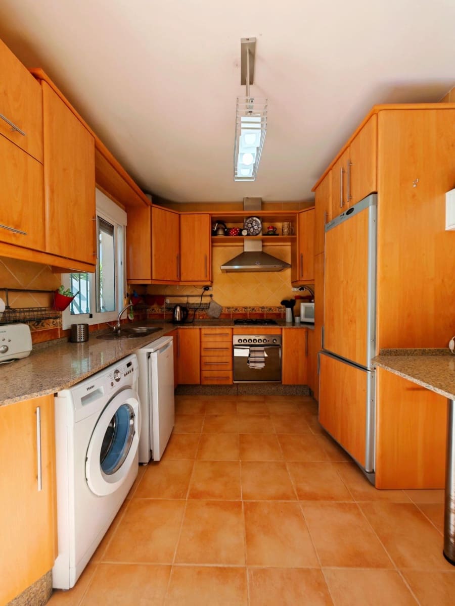 3 bedroom Villa for sale in Chiclana de la Frontera with pool garage - € 350,000 (Ref: 9616041)