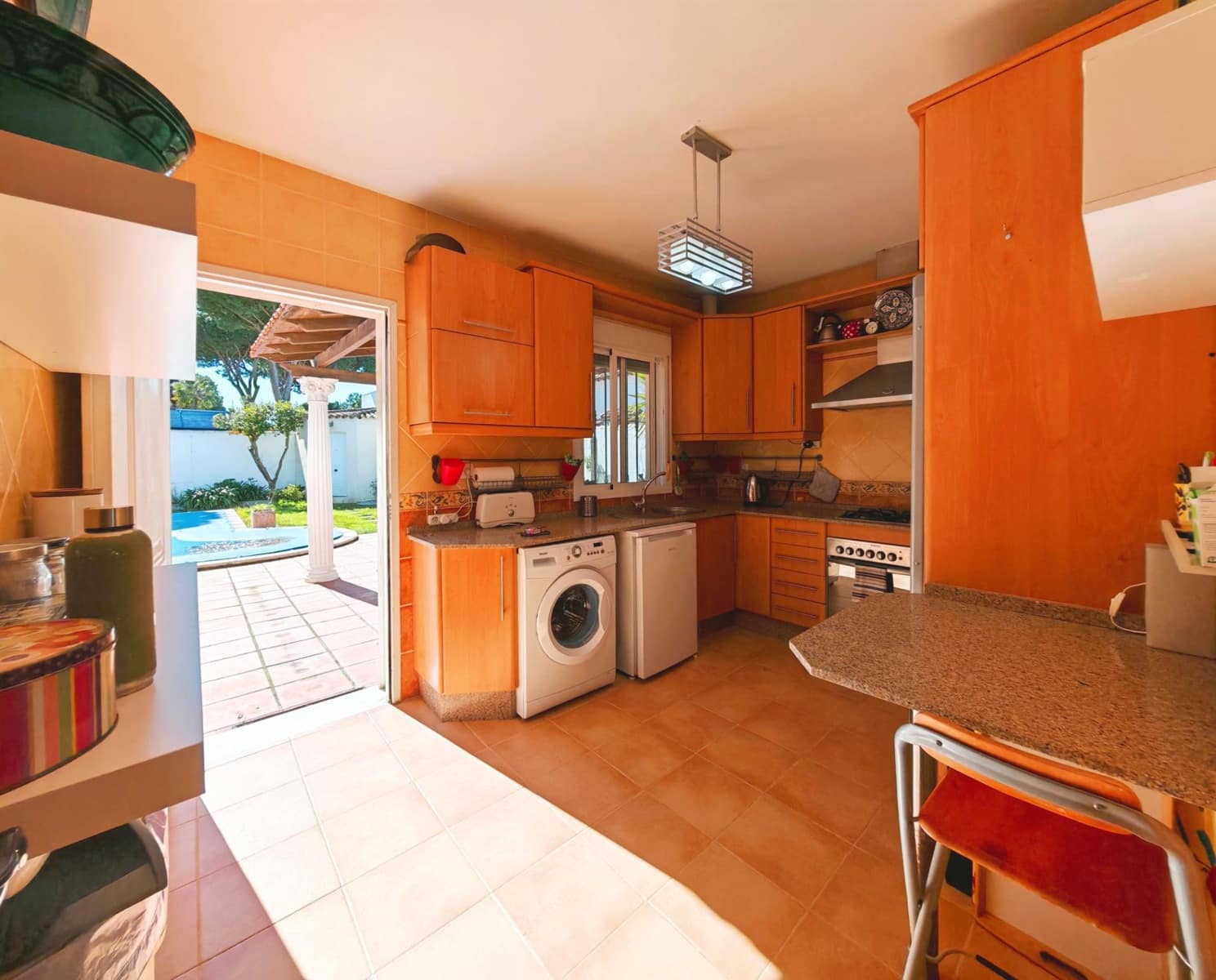 3 bedroom Villa for sale in Chiclana de la Frontera with pool garage - € 350,000 (Ref: 9616041)