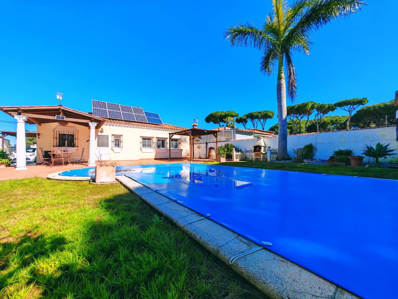3 bedroom Villa for sale in Chiclana de la Frontera with pool garage - € 350,000 (Ref: 9616041)