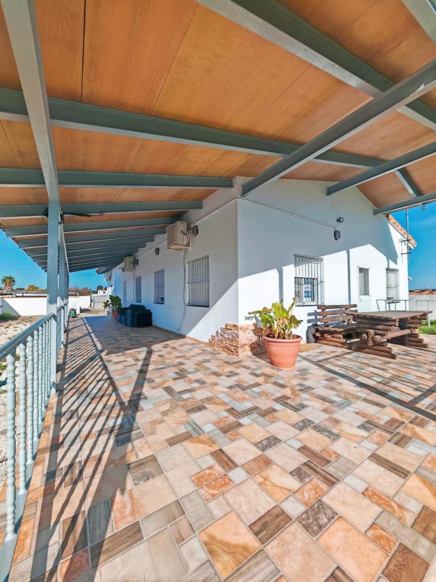 Chalet de 4 habitaciones en Chiclana de la Frontera en venta con piscina - 250.000 € (Ref: 9634490)