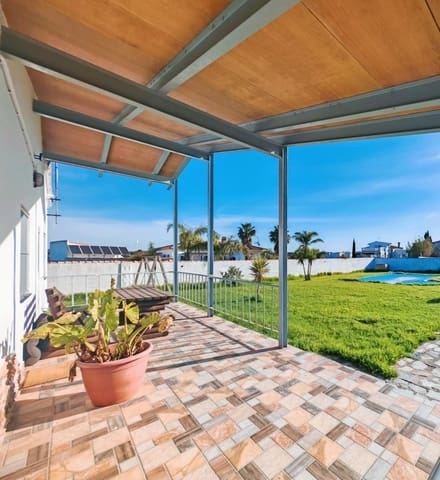 Chalet de 4 habitaciones en Chiclana de la Frontera en venta con piscina - 250.000 € (Ref: 9634490)