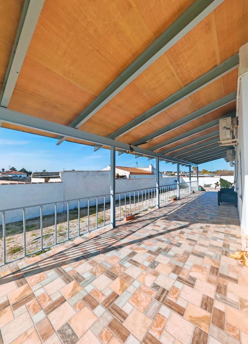 Chalet de 4 habitaciones en Chiclana de la Frontera en venta con piscina - 250.000 € (Ref: 9634490)