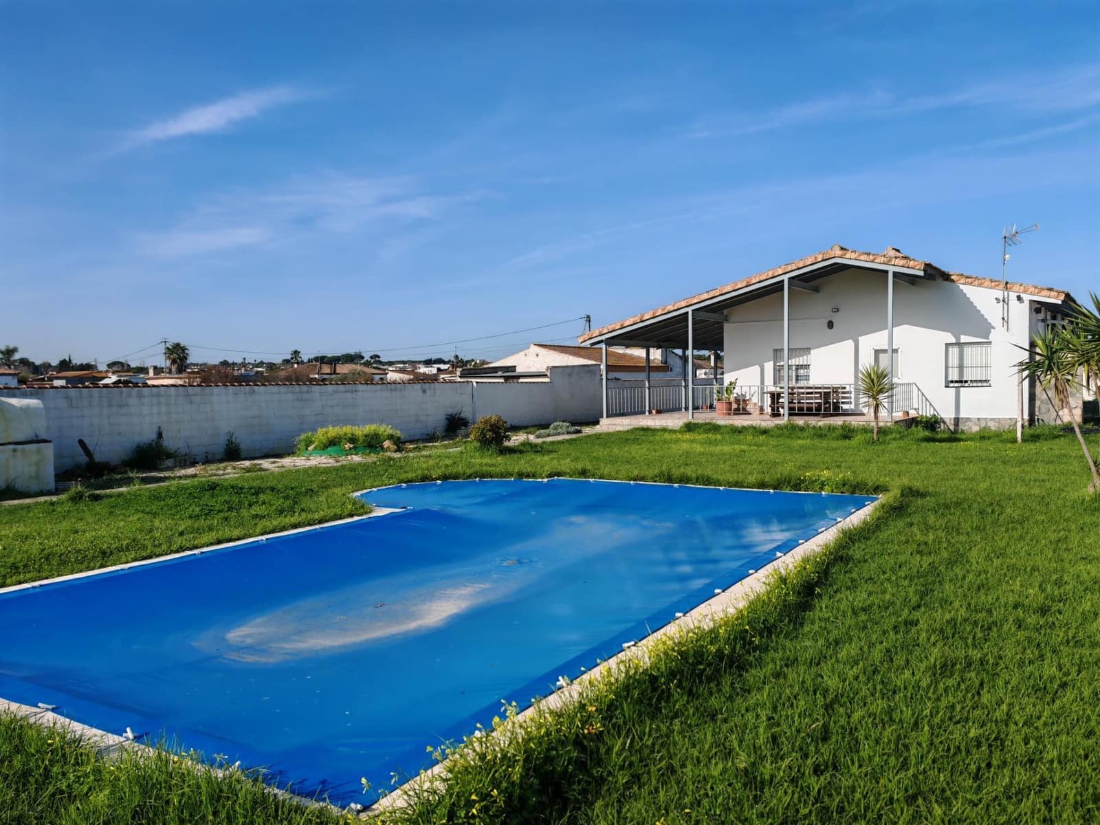 Chalet de 4 habitaciones en Chiclana de la Frontera en venta con piscina - 250.000 € (Ref: 9634490)
