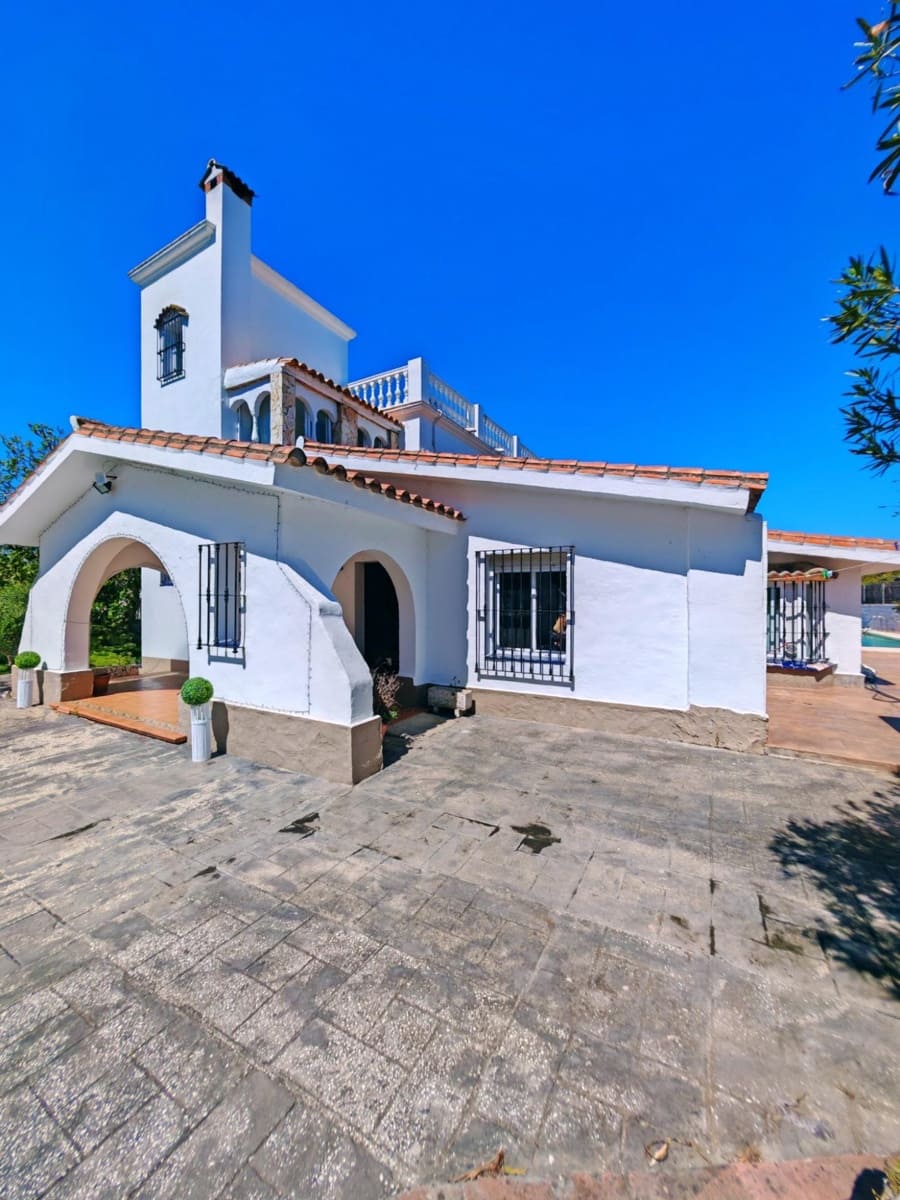 Chalet de 7 habitaciones en Chiclana de la Frontera en venta con piscina - 495.000 € (Ref: 9735703)