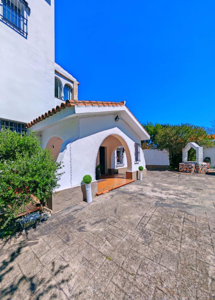 Chalet de 7 habitaciones en Chiclana de la Frontera en venta con piscina - 495.000 € (Ref: 9735703)