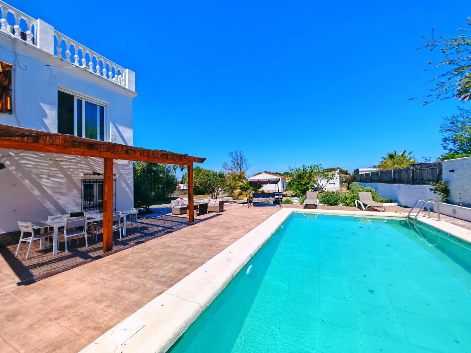 Chalet de 7 habitaciones en Chiclana de la Frontera en venta con piscina - 495.000 € (Ref: 9735703)