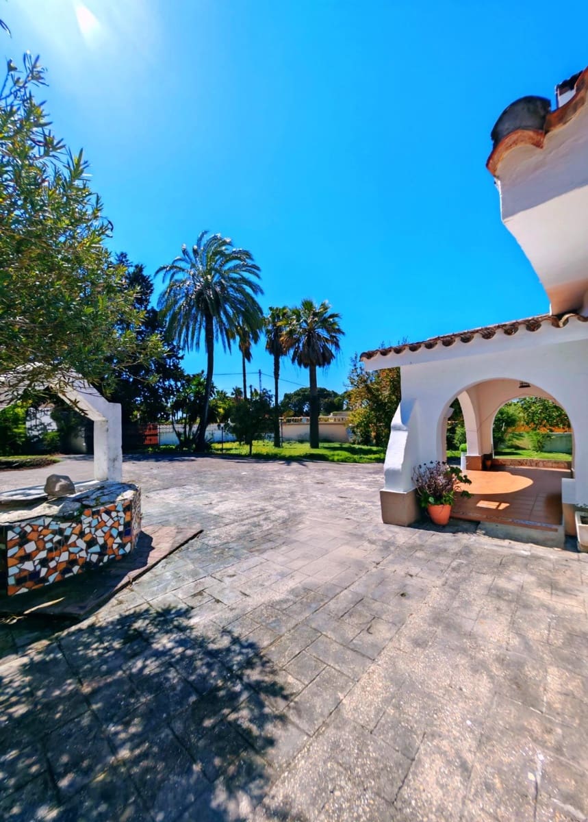 Chalet de 7 habitaciones en Chiclana de la Frontera en venta con piscina - 495.000 € (Ref: 9735703)