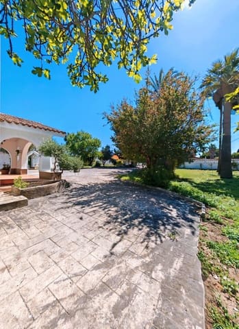 Chalet de 7 habitaciones en Chiclana de la Frontera en venta con piscina - 445.000 € (Ref: 9735703)