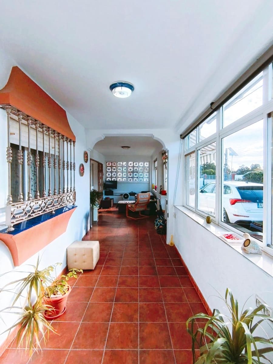 4 bedroom Villa for sale in Chiclana de la Frontera with pool garage - € 295,000 (Ref: 9794828)