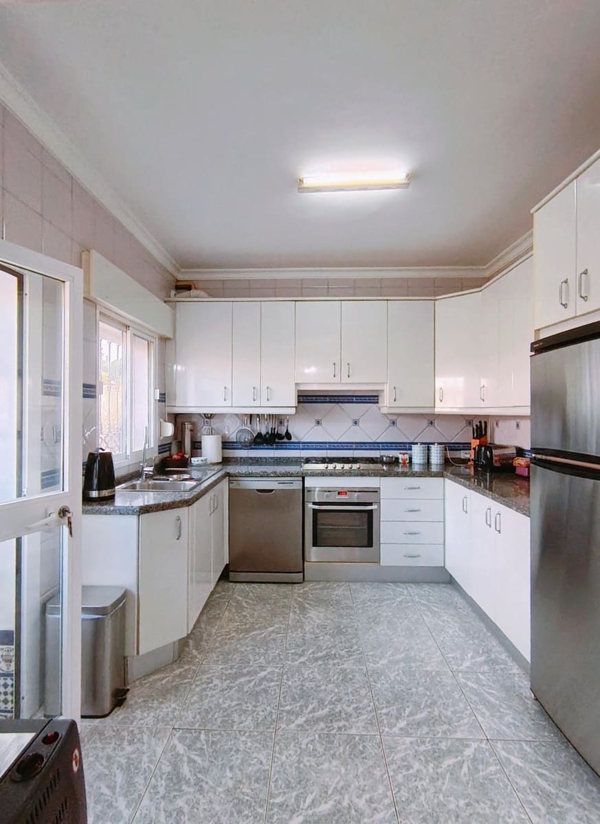 4 bedroom Villa for sale in Chiclana de la Frontera with pool garage - € 295,000 (Ref: 9794828)